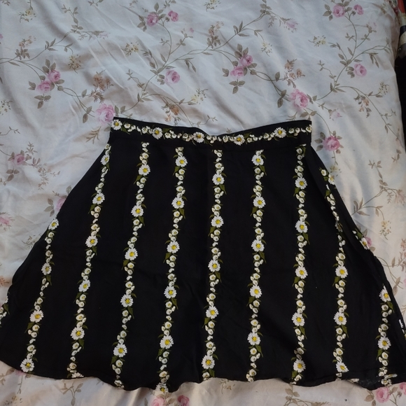 Black skirt with daisy chain design - Picture 5 of 7